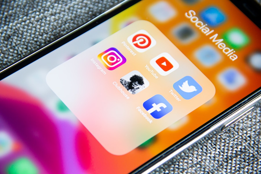 Młodzi ludzie pracujący przy social media